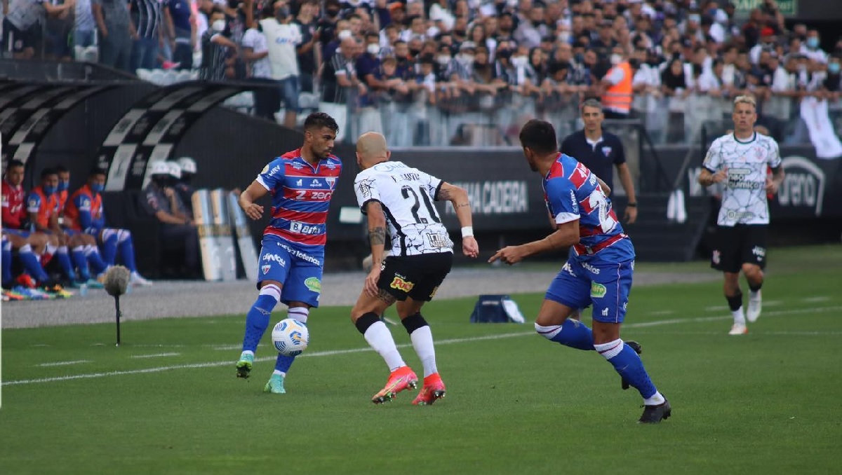 Desfalcado, Fortaleza sofre gol no final e perde para o Corinthians