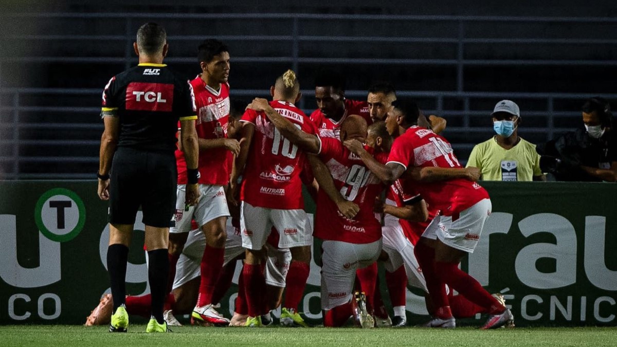 CRB ganha, segue vivo na luta pelo acesso e complica situação do Vitória