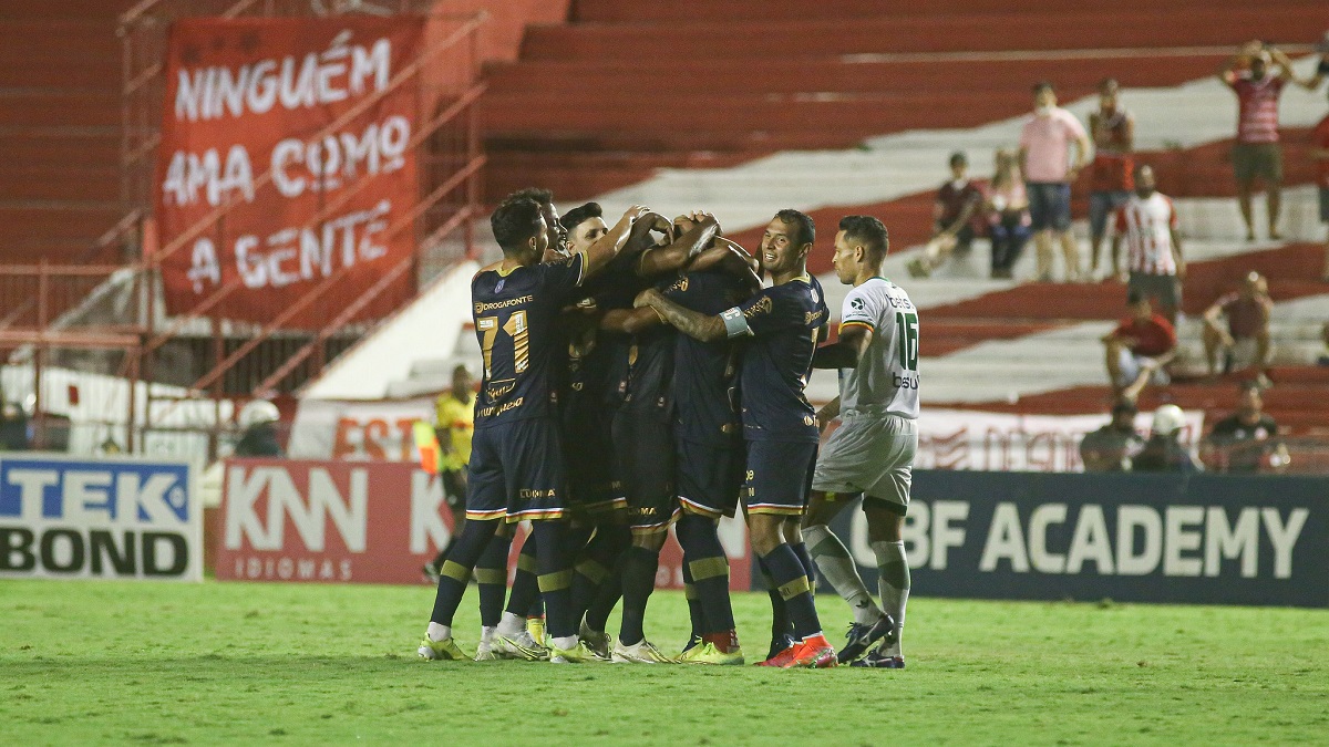 Com gols no segundo tempo, Náutico vence Sampaio Corrêa nos Aflitos