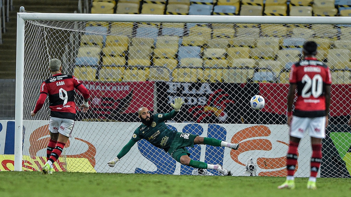 Gabigol, do Flamengo, cobra pênalti contra Danilo Fernandes, do Bahia