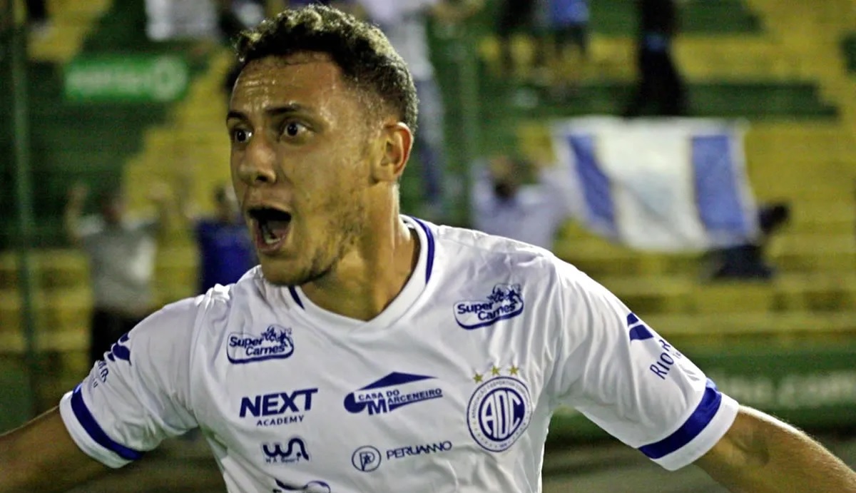 Confiança encaminha retorno do atacante Renan Gorne