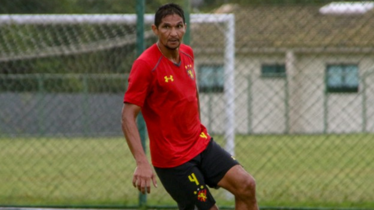 Ídolo leonino, Durval aciona Justiça para cobrar Sport por descumprimento de acordo