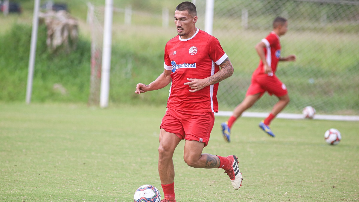 Richard Franco se coloca à disposição de Hélio para atuar como primeiro e segundo volante