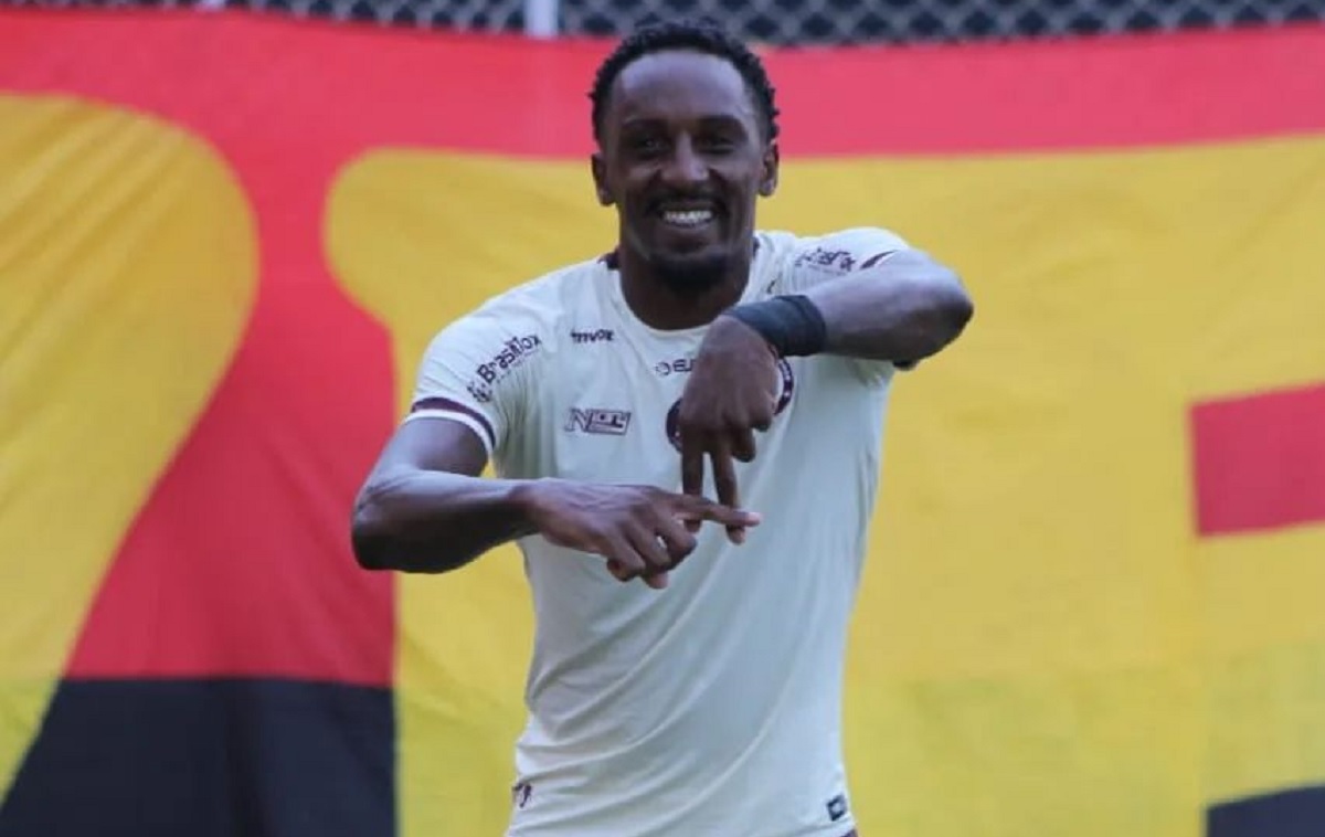 Vitória fica com um a menos no início e perde para o líder Jacuipense no Baiano