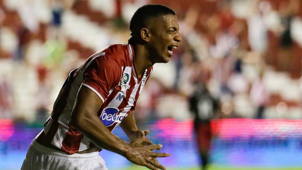 Júlio marca primeiro gol como profissional do Náutico, dedica à mãe e se emociona
