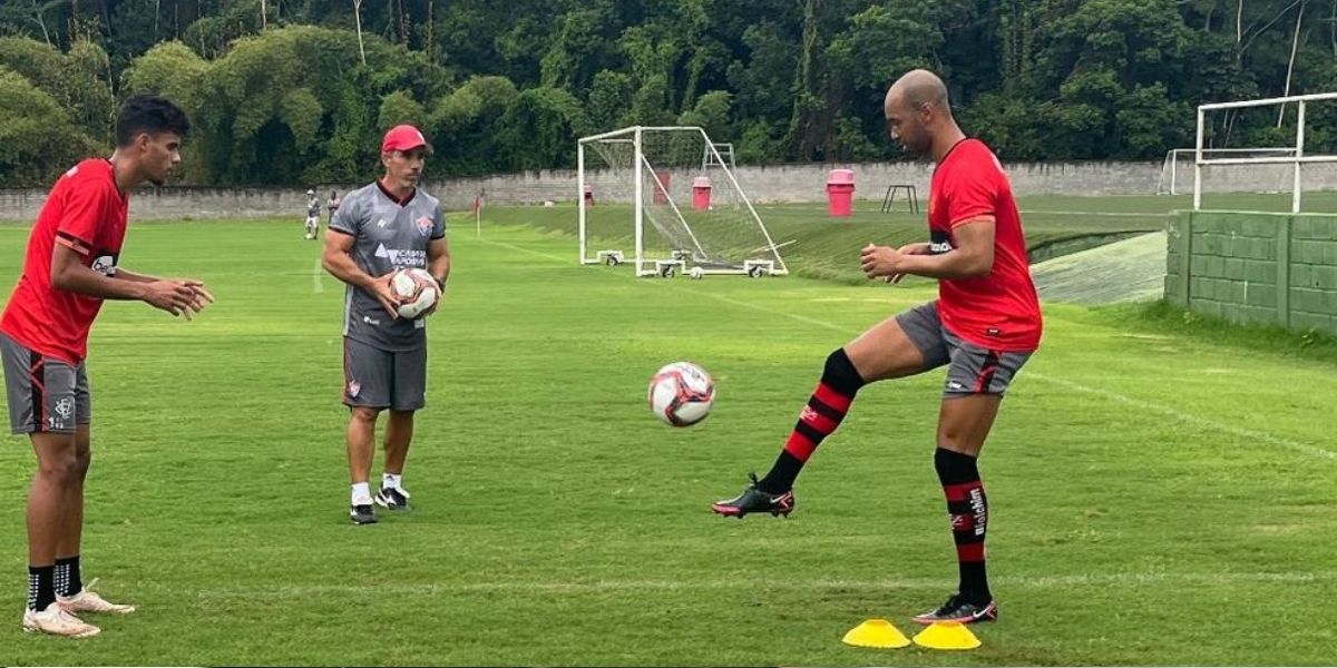 Vitória terá Dinei de volta e manutenção da base para encarar Doce Mel; Veja provável time