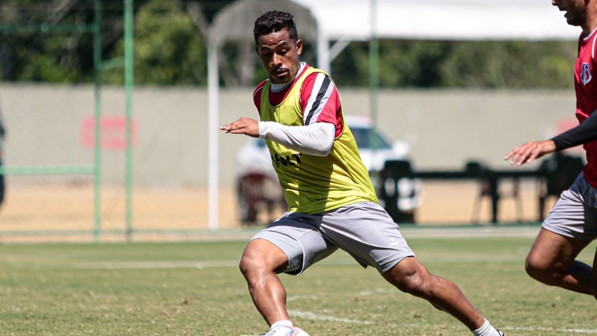 Tarcísio sofre entorse no tornozelo e deve parar por uma semana no Santa Cruz