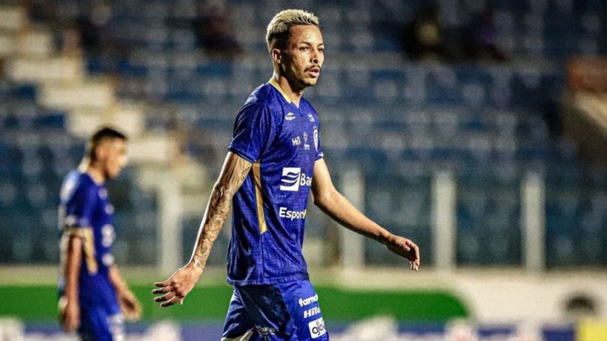 Confiança renova contrato com o meia Ítalo