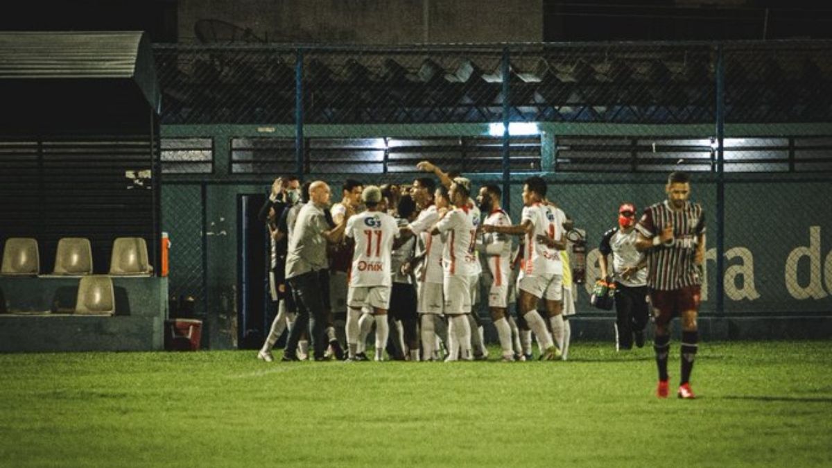 4 de Julho faz gol olímpico, mas Fluminense busca empate e times se mantêm invictos