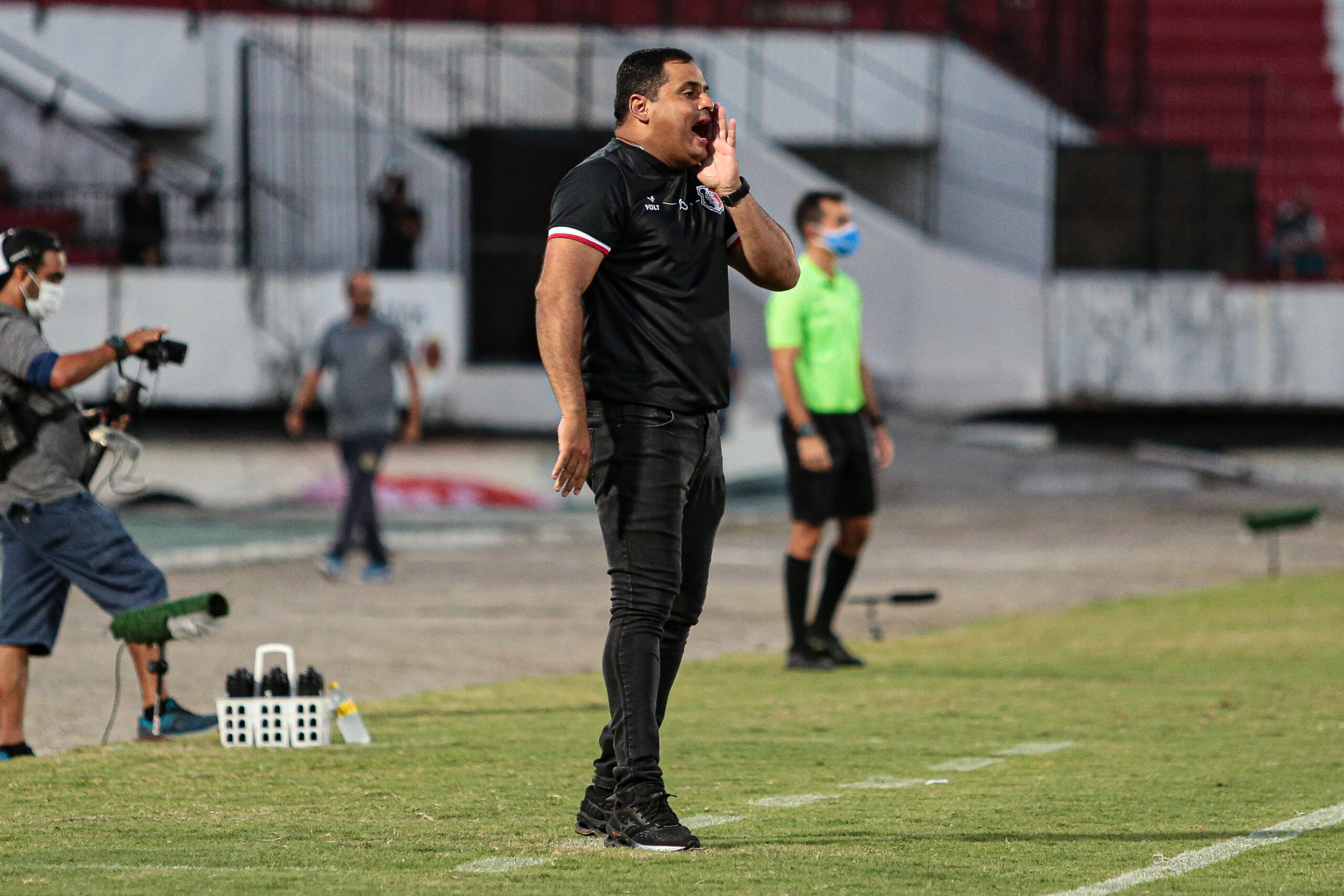Leston pede desculpas à torcida por goleada e blinda defesa: ‘Covardia atribuir derrota a um sistema’