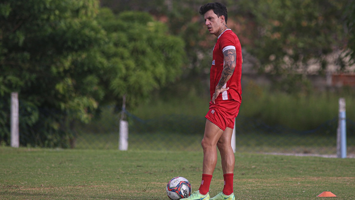Jean Carlos volta a treinar com o grupo e pode jogar contra o Sampaio Corrêa