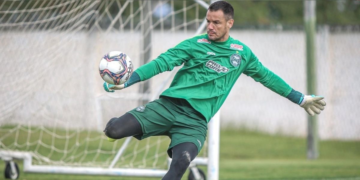 Em busca de goleiro, diretoria do Vitória aguarda resposta de Wilson, ex-Coritiba