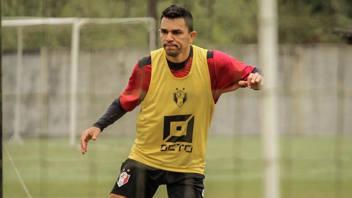Santa Cruz acerta a contratação do lateral-direito Edson Ratinho
