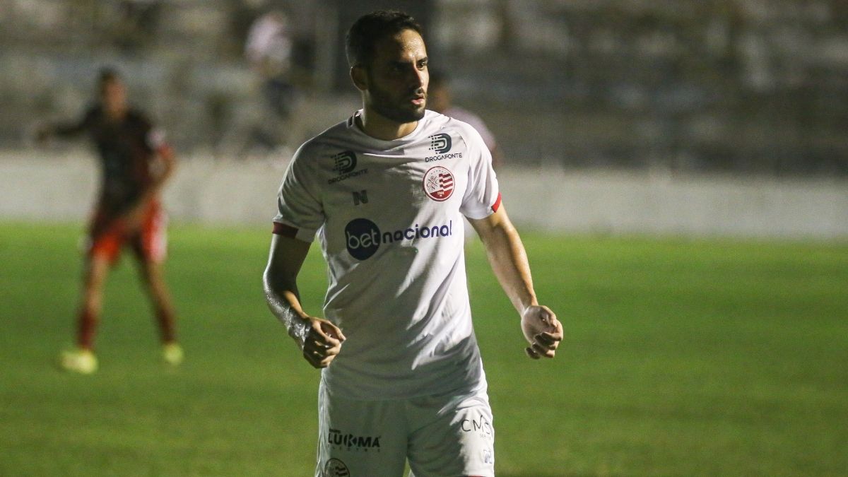 Eduardo Teixeira sente a coxa e fará exame de imagem para detectar se há ou não lesão