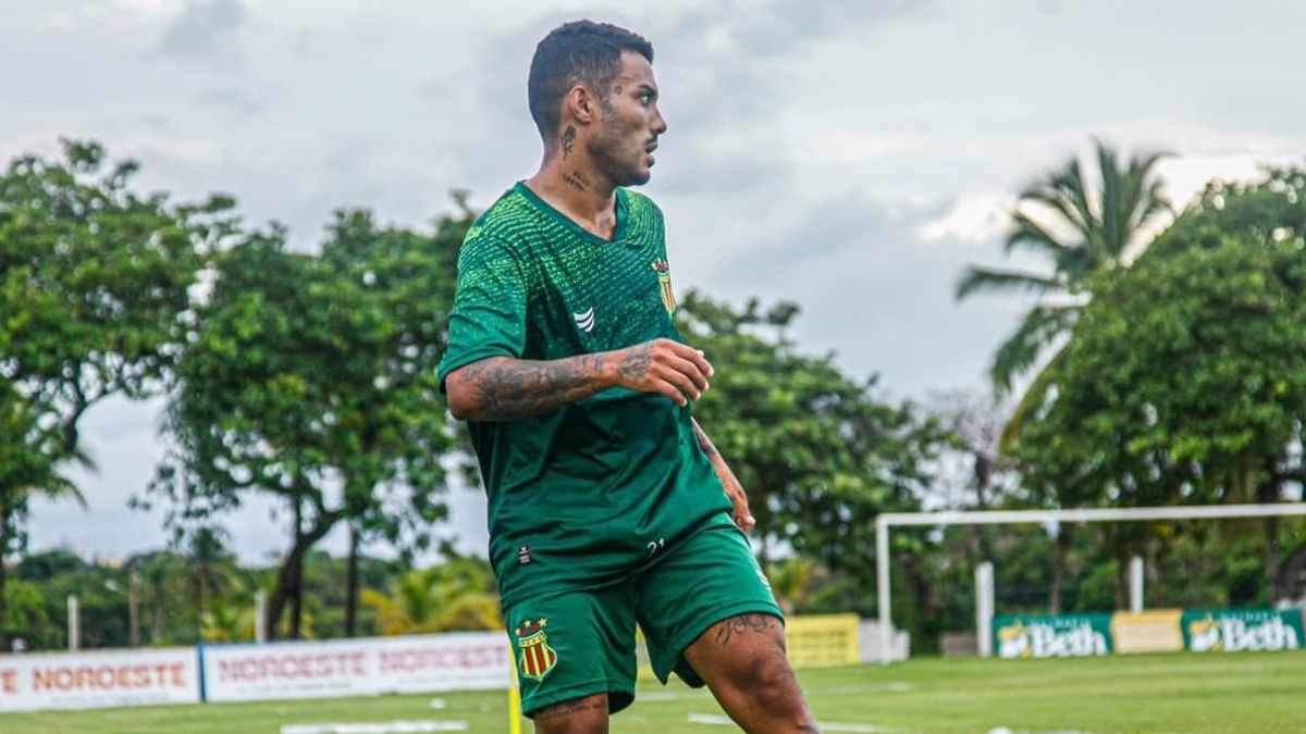 Sampaio Corrêa anuncia a saída do lateral esquerdo Cesinha