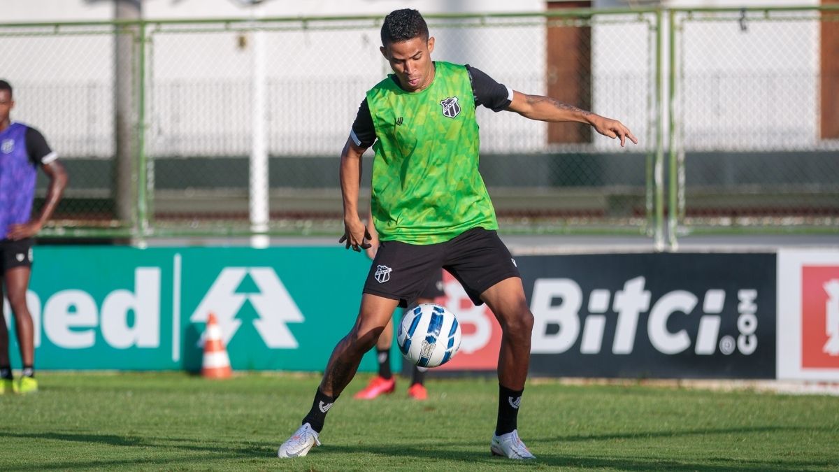 Com três mudanças, Ceará encerra preparação para confronto com Atlético-BA; veja time