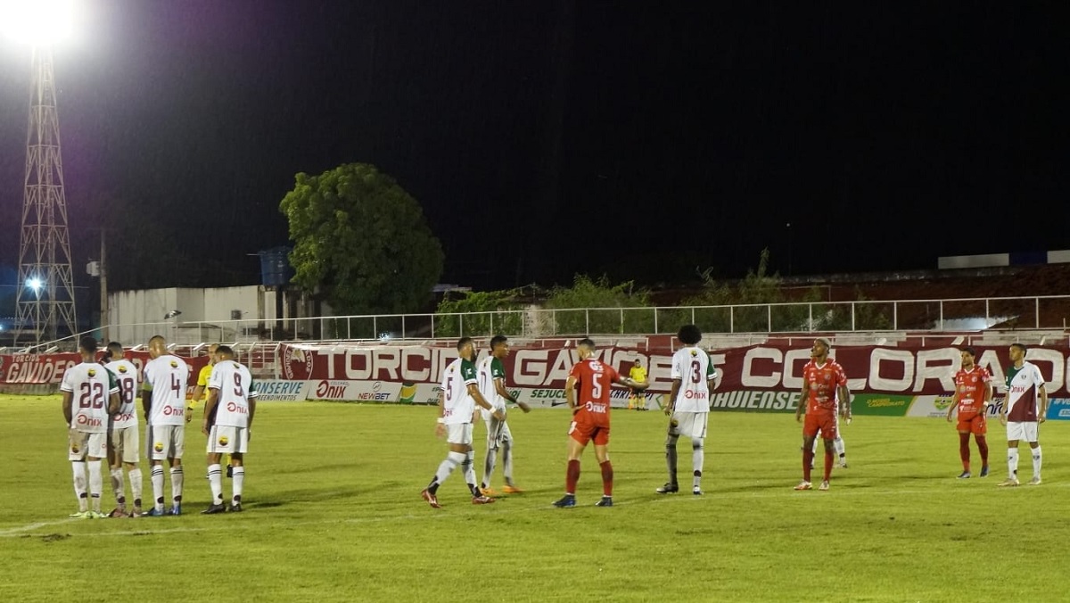 4 de Julho sai na frente, mas Fluminense-PI busca o empate e mantém vantagem no Piauiense