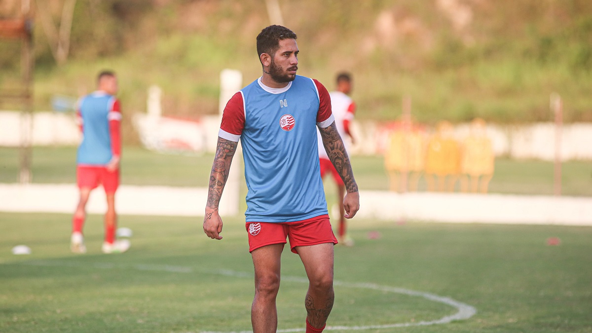 Treinador aguarda retorno de Leandro Carvalho, mas não confirma prazo