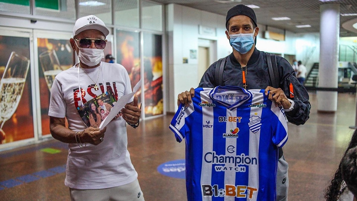 CSA entrega camisa a Pedrinho e disponibiliza CT para o atleta manter a forma