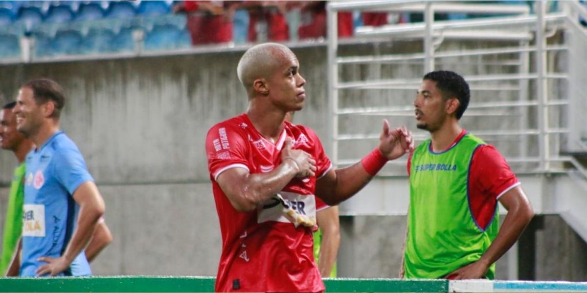 Destaque do América-RN, William celebra gol em clássico e valoriza liderança do turno
