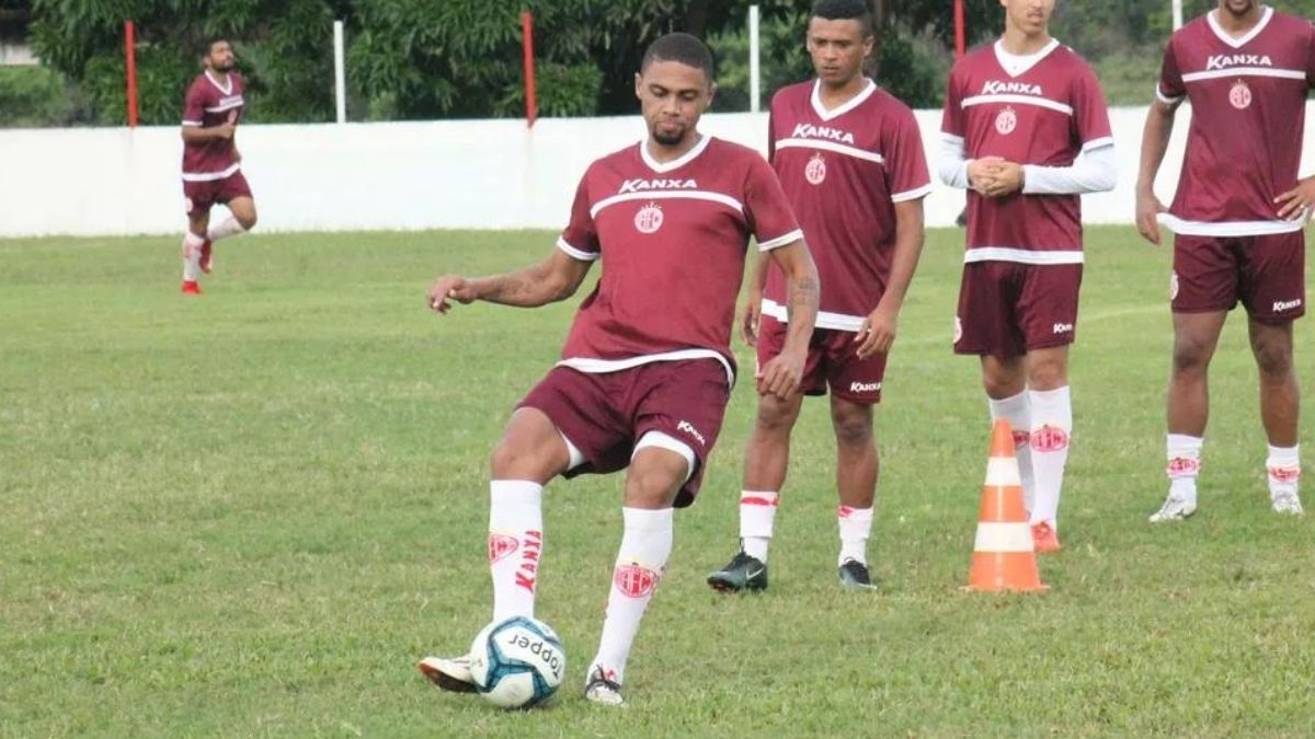 Itabaiana oficializa a contratação do zagueiro Cleyton
