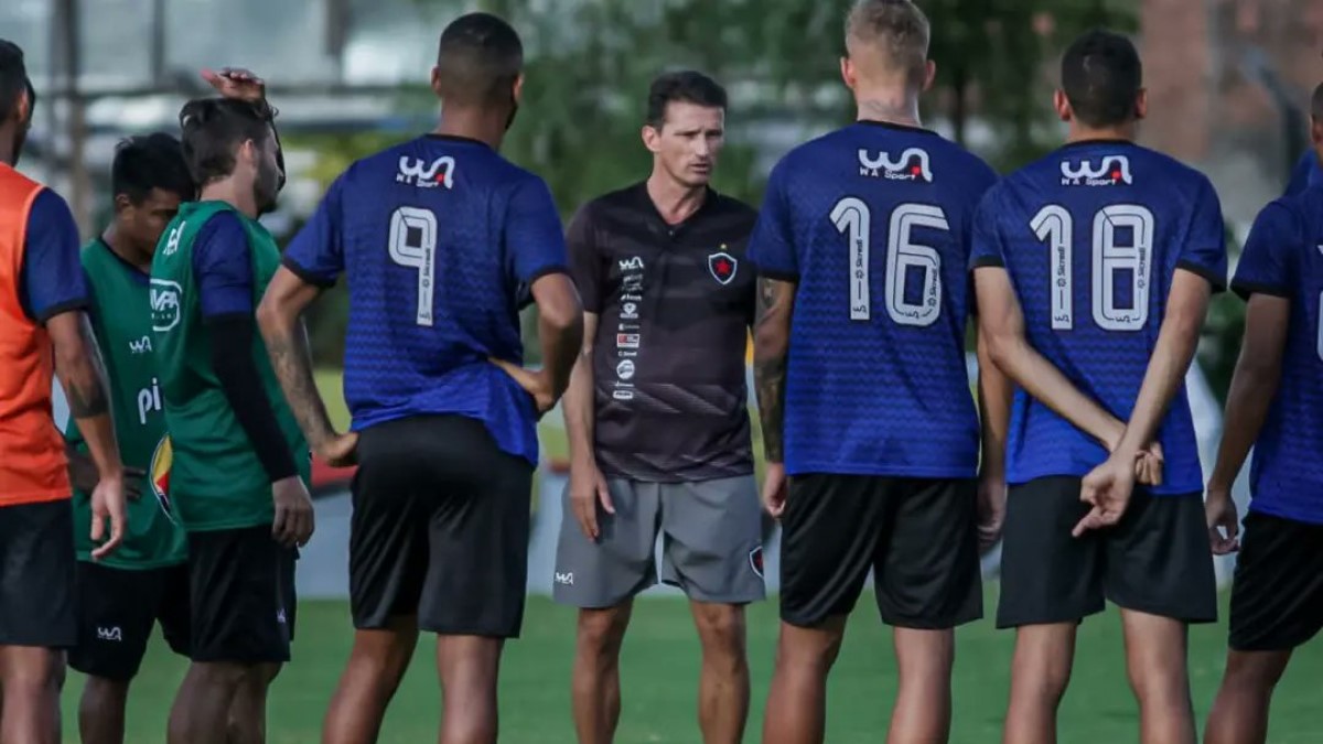 Técnico lamenta chances perdidas pelo Botafogo em queda no Nordestão