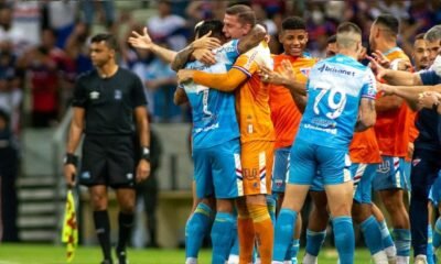 Jogadores do Fortaleza comemoram gol contra o Náutico na Copa do Nordeste