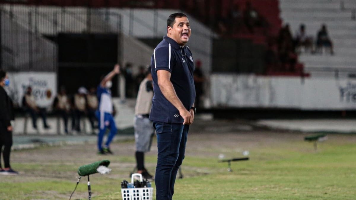 Técnico do Santa Cruz evita falar sobre justiça em clássico e enaltece evolução do elenco