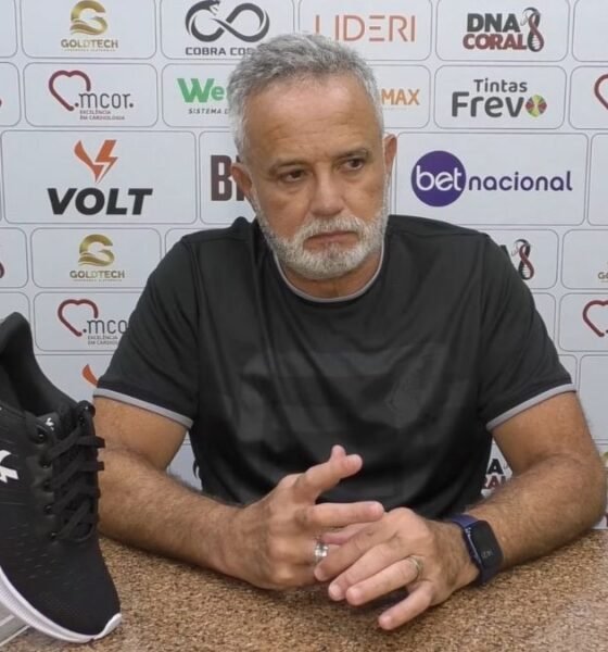 Marcelo Segurado, executivo de futebol do Santa Cruz, concedendo entrevista coletiva