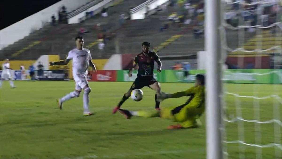 Rômulo, atacante do Globo, marca gol na vitória sobre o Internacional na Copa do Brasil