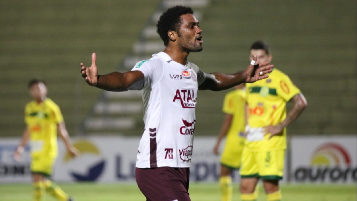 CSA acerta a contratação do atacante Bruno Mezenga