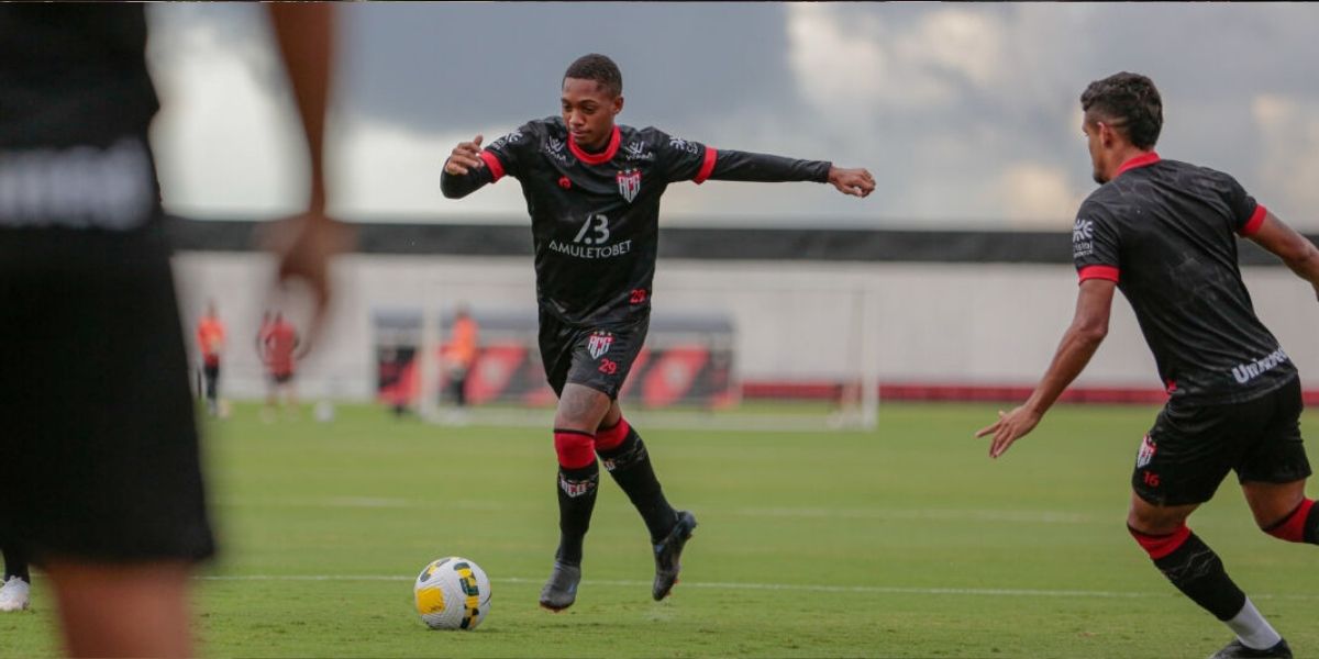 Náutico acerta a contratação de Luis Phelipe, do Atlético-GO, e tenta volante