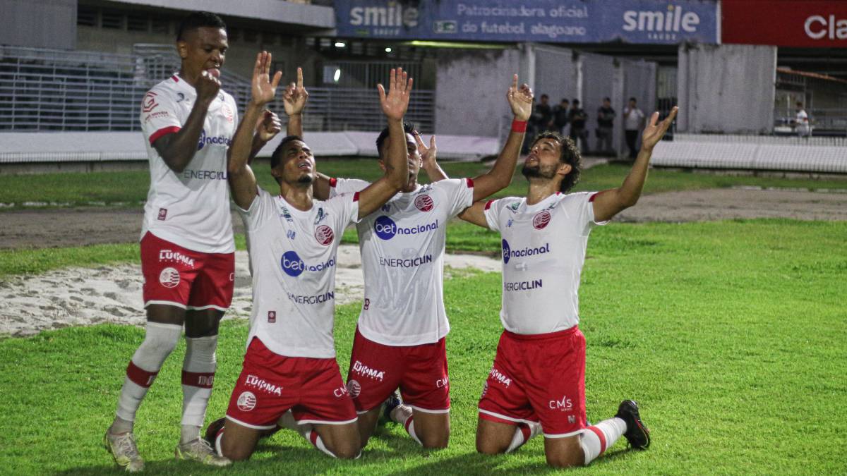 Com time reserva, Náutico bate o CRB de virada e cola no G-4 da Série B