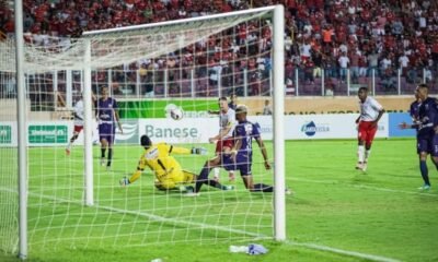 Atacante Paulinho Simionato marca o gol do título sergipano para o Sergipe, contra o Falcon