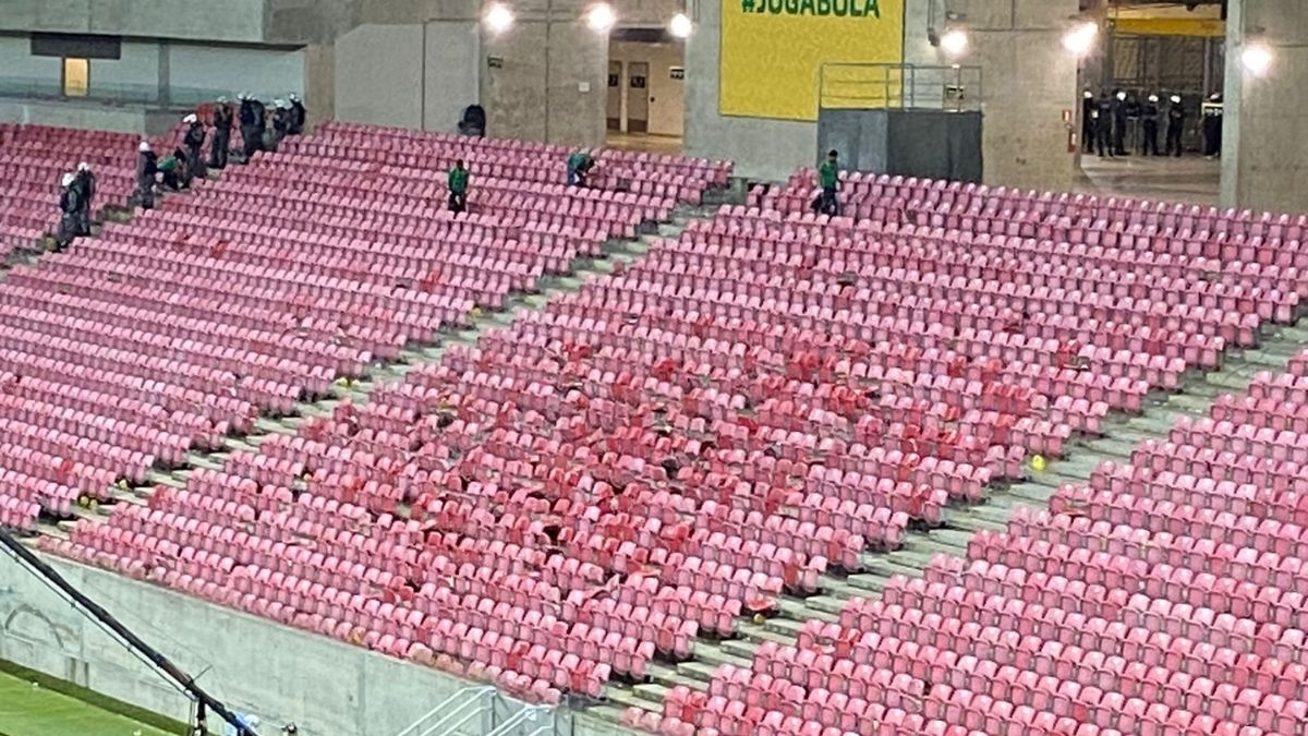 Facção organizada destrói cadeiras em setor da Arena Pernambuco na primeira final do Nordestão