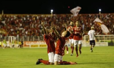 Elenco do Sergipe comemora vitória sobre o Falcon na ida da final do Campeonato Sergipano - Osmar Rios CS Sergipe