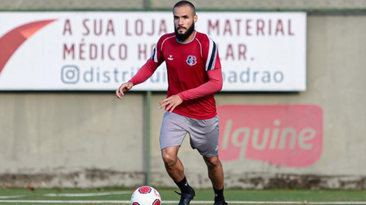 Santa Cruz anuncia saída do volante Matheus Lira