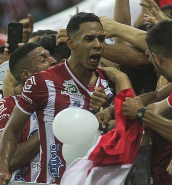Pedro Victor, atacante do Náutico, comemora gol contra o Retrô, na final do Pernambucano