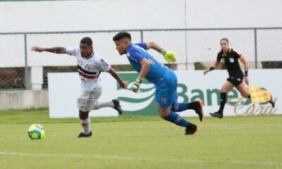 Matheuzinho, do Santa Cruz, em jogo contra o Lagarto, na Série D -