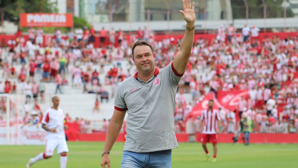 Náutico encaminha contratação do técnico Roberto Fernandes