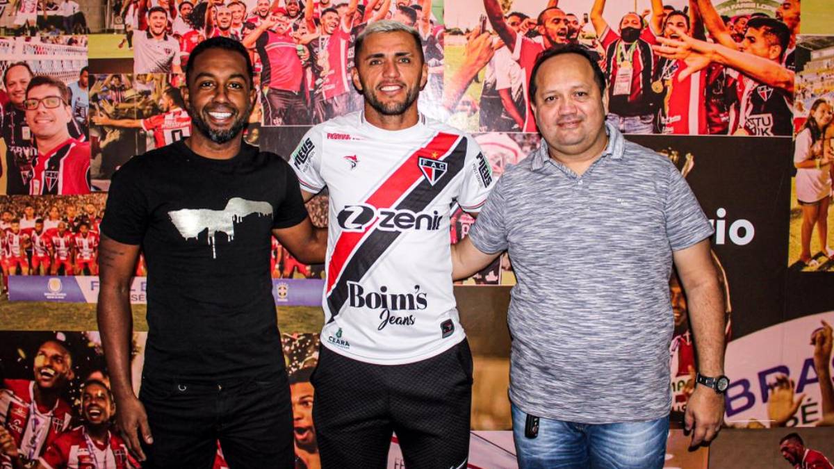 Ferroviário renova contrato com Édson Cariús até o fim da Série C