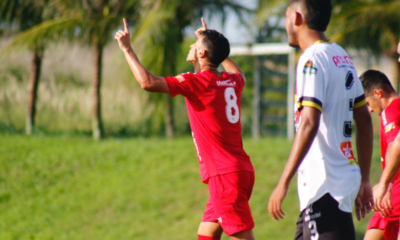 Atacante Araújo, do América-RN, comemora gol contra o Globo-RN, na Série D