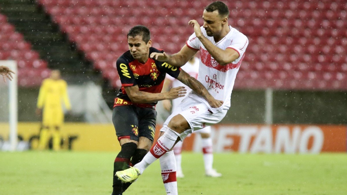Everton Felipe, do Sport, e Gilvan, do CRB, disputam bola na Copa do Nordeste