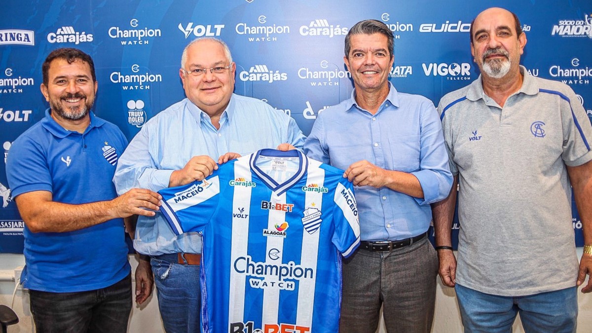Felipe Ximenes é apresentado no CSA e fala com cautela sobre reforços