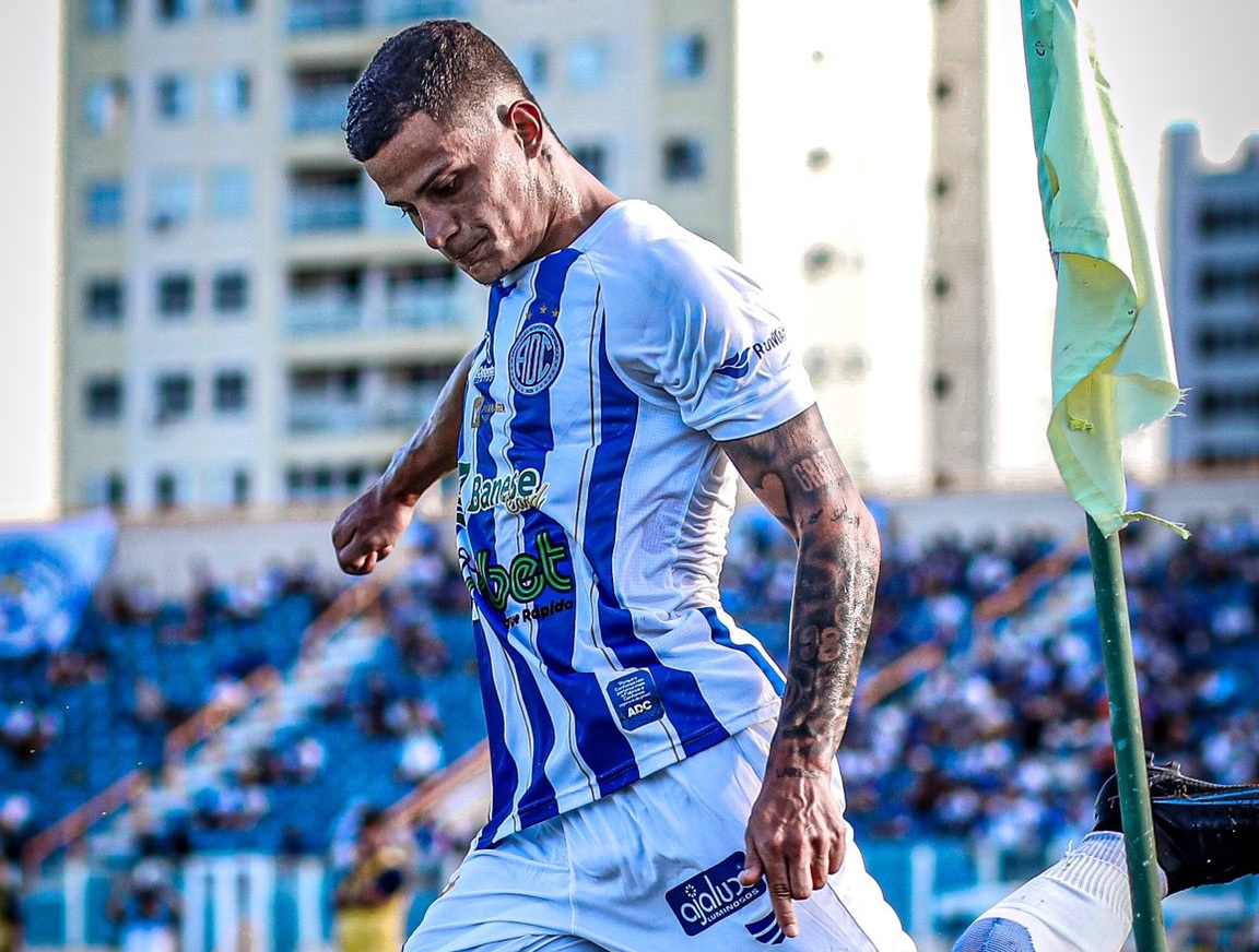 Confiança anuncia a saída do lateral Mascarenhas