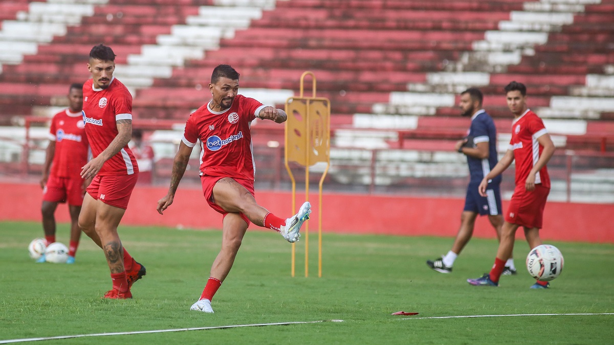 Roberto Fernandes testa time titular com Kieza no ataque e dois volantes no meio-campo