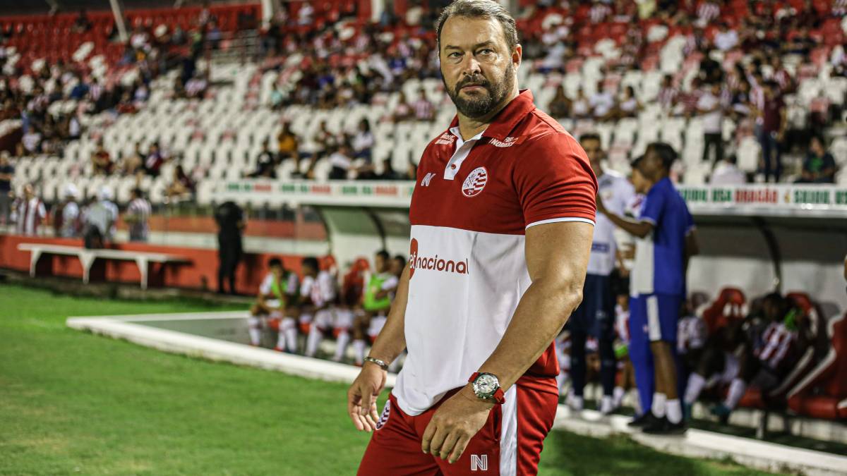 Roberto avalia pressão sobre o seu trabalho no Náutico: “Por que a cobrança é só em cima do treinador?”