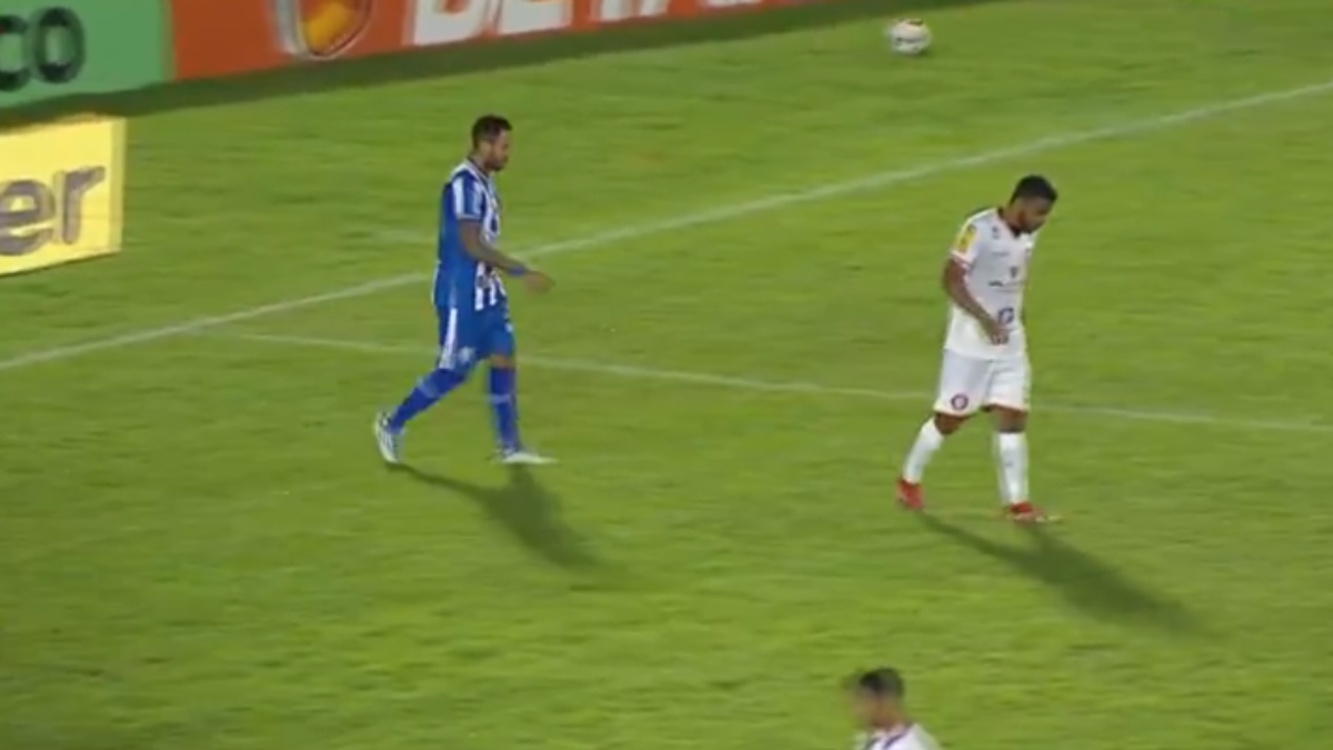 CSA fica preso na marcação do Tombense e perde por 2x1 em Minas 2 Atacante Marco Túlio, do CSA, em jogo contra o Tombense no Seares de Azevedo, pela Série B