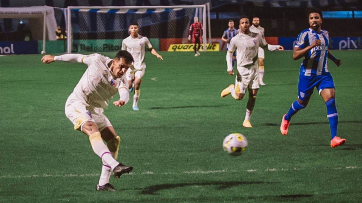 Fortaleza: Robson tenta arremate ao gol do Avaí