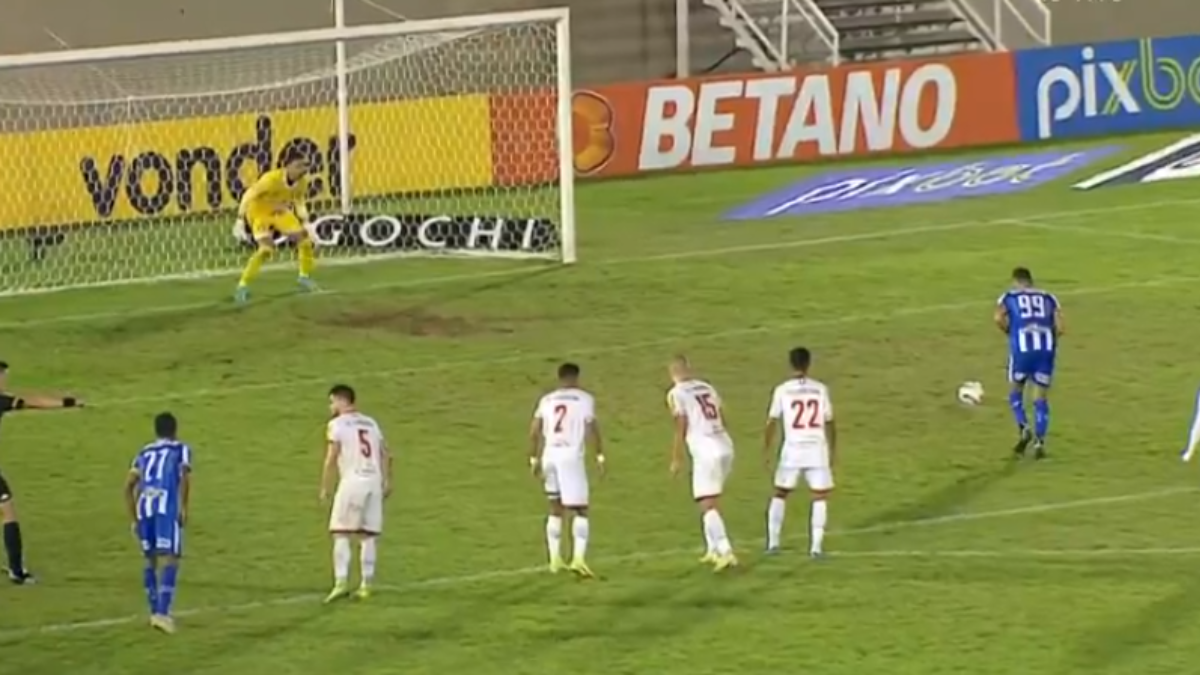 CSA fica preso na marcação do Tombense e perde por 2x1 em Minas 1 Goleiro Felipe Garcia, Tombense, e atacante Rodrigo Rodrigues, CSA, em cobrança de pênalti em jogo no Soares de Azevedo pela Série B
